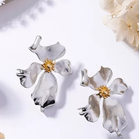 ♡Octavia♡ Silver Post Earrings - Picture 3 of 3